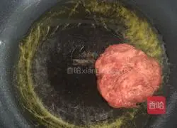 Illustration of how to make beef burgers 3