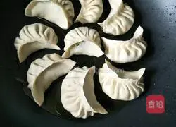 Illustration of how to make pot sticker dumplings 12