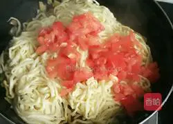 Illustration of how to make braised noodles with potatoes and beans 4