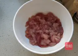 Illustration of how to make preserved egg and lean meat porridge 3
