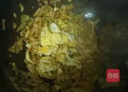 Illustration of how to make fried rice noodles with eggs 4
