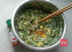 Illustration of how to make spring rolls with chives, eggs and vermicelli 12