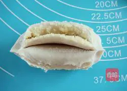 Illustration of how to make coconut flower rolls 18