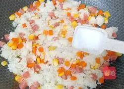 Illustration of how to make sausage and vegetable baked rice 6