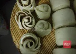 Illustration of how to make rose rolls 7