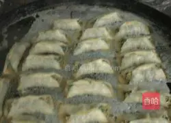 Illustration of how to make pork and three fresh pot stickers 6