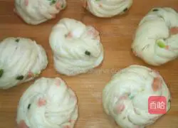 Illustration of how to make scallion, ham and sausage rolls 14