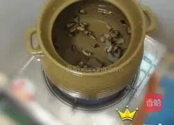 Illustration of how to make pork offal soup and rice noodles 4