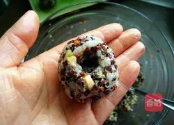 Illustration of how to make three-color quinoa rice balls with mushrooms and shrimps 16