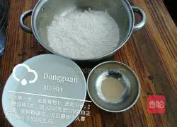 Illustration of how to make Chinese hamburger buns 1