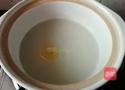 Illustration of how to make spareribs clay pot rice 4