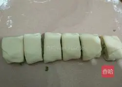 Illustration of how to make chive rolls 12