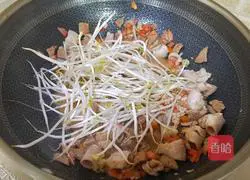 Illustration of how to make rice noodles with pork offal soup 13