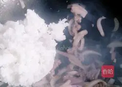 Illustration of how to make minced beef, onion and mango baked rice 4