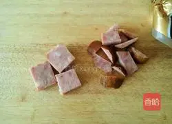 Illustration of how to make red sausage rice balls 7