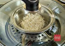 Illustration of how to make three-color quinoa rice balls with mushrooms and shrimps 4