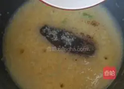 Illustration of how to make ginger, sea cucumber and millet porridge 8