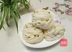 Illustration of how to make green onion rolls 8