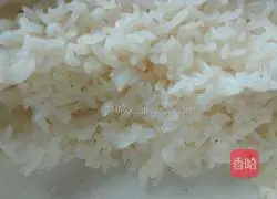 Illustration of how to make broccoli luncheon meat rice balls 1