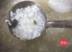 Illustration of how to make preserved egg and lean meat porridge 2