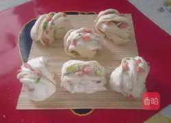 Illustration of how to make ham, green onion, pepper and salt rolls 1