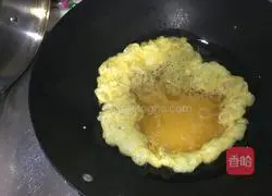 Illustration of how to make leek and egg spring rolls 3