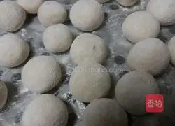 Illustration of how to make salty Yuanxiao with peanuts, black sesame and yellow rice noodles 11