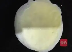 Illustration of how to make fried banana spring rolls 4