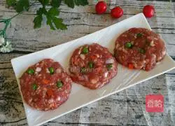 Illustration of how to make hamburger meat 4