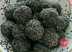 Illustration of how to make black sesame rice balls 6