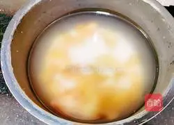 Black cloth Illustration of how to make pitaya porridge 4