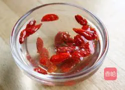 Illustration of how to make double-meter red date porridge 1