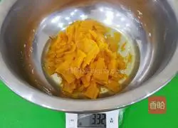 Illustration of how to make rose pumpkin rolls 2