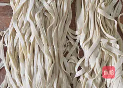 How to make braised beans and noodles Illustration 1