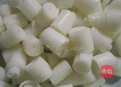 Illustration of how to roll rice noodles with scallion oil 3