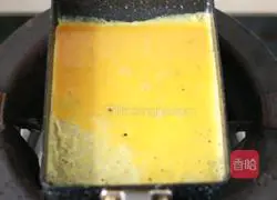 Illustration of how to make egg and salmon rice balls 4