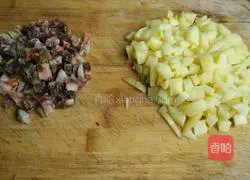 Illustration of how to make potato and sausage braised rice 3