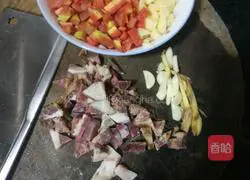 Illustration of how to make bacon braised rice 2