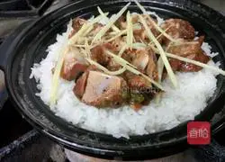 Illustration of how to make claypot rice with pork ribs in black bean sauce 3