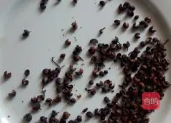 Illustration of how to make salt and pepper rose rolls 3