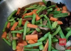 Illustration of making braised beans and noodles 3