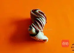 Illustration of how to make two-color flower rolls 16