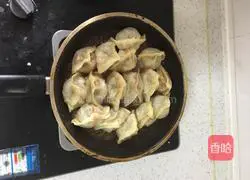 Illustration of how to make beef and three fresh pot stickers 6