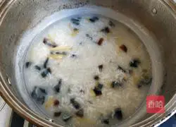 Illustration of how to make preserved egg and lean meat porridge 10