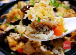 Illustration of making mushroom and chicken claypot rice 19