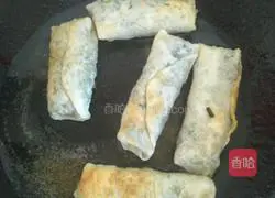 Illustration of how to make paper-thin spring rolls 12