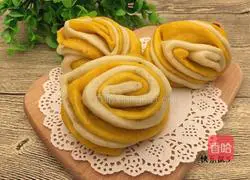 Illustration of how to make two-color flower rolls 21