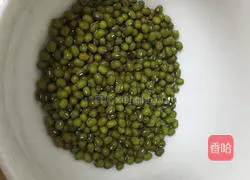 Illustration of how to make mung bean and lily porridge 1