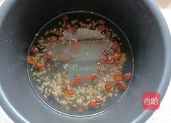 Illustration of how to make black bean and multigrain porridge 4