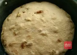 Illustration of how to make brown sugar raisin cake 4